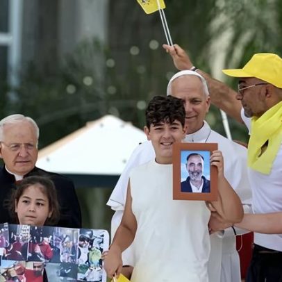 Papa encontra famílias que perderam filhos por resíduos tóxicos na Itália