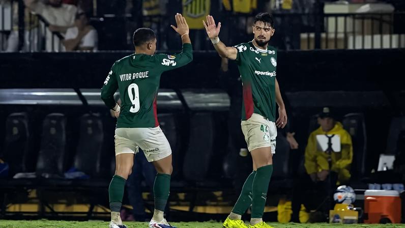 Vitor Roque e Flaco López durante a final entre Palmeiras x Novorizontino (Foto: Joisel Amaral/AGIF/Folhapress)