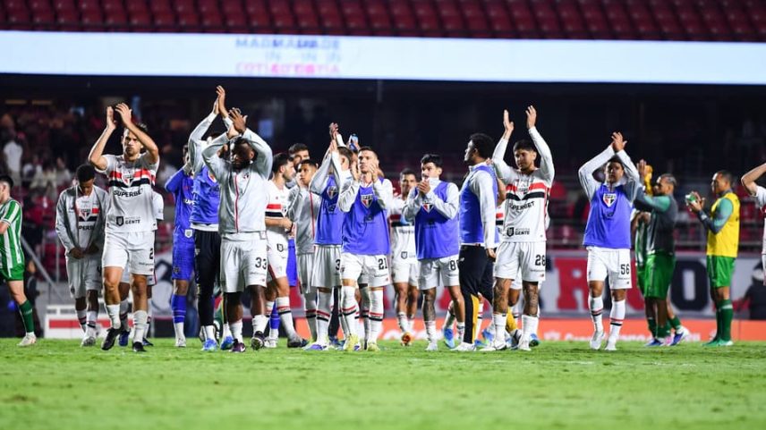 Viagem do São Paulo para jogo da Sul-Americana é adiada por problemas no avião