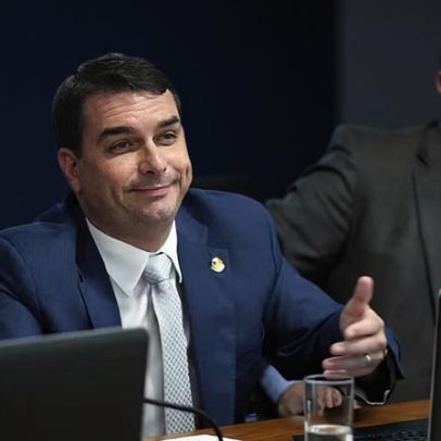 Bolsonaro mantém sinalização de pré-candidatura de Flávio após revelações