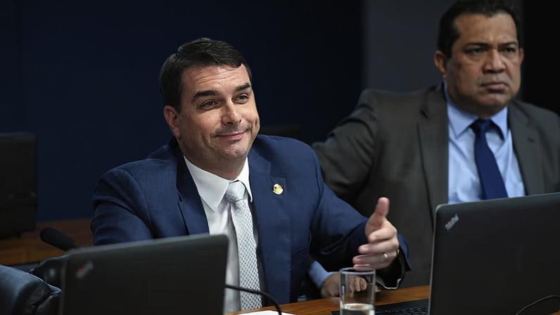 Bolsonaro mantém sinalização de pré-candidatura de Flávio após revelações