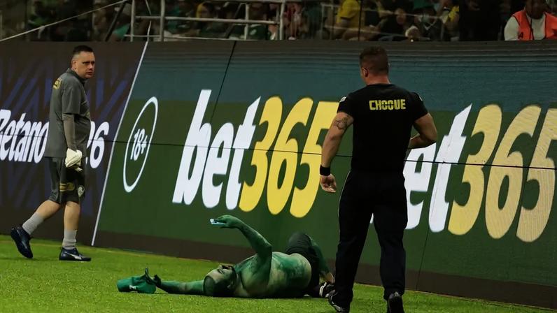 STJD denuncia Palmeiras por invasão de torcedor fantasiado Hulk contra o Santos