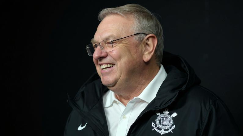 Corinthians quita salários em atraso com elenco e comissão técnica