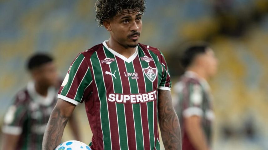 John Kennedy cobra o segundo pênalti do Fluminense