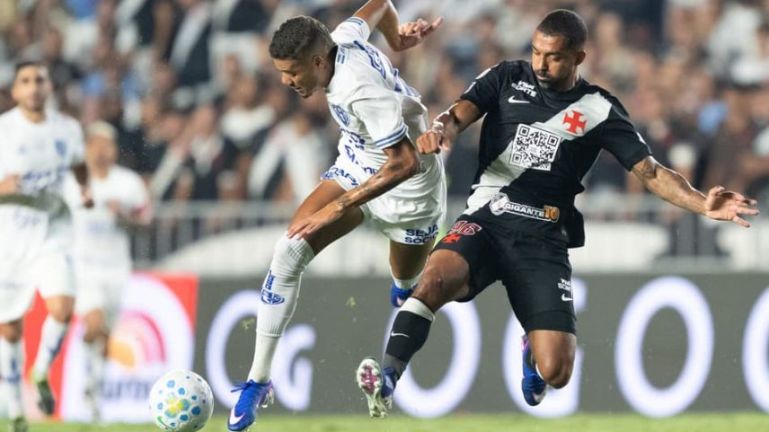 Após empate, Paulo Henrique minimiza lesão e sai de São Januário sem auxílio