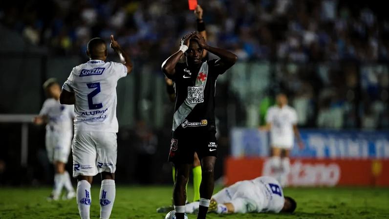 Thiago Mendes lamenta expulsão na partida contra o Paysandu (Foto: Ruano Carneiro / Carneiro Images/Fotoarena/Folhapress)