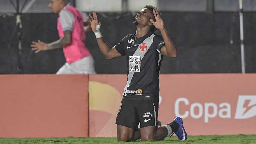 Thiago Mendes comemora gol marcado em Vasco x Paysandu (Foto: Thiago Ribeiro/AGIF/Folhapress)
