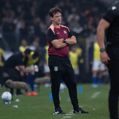 Diniz e Gabriel Paulista discutem durante jogo do Corinthians