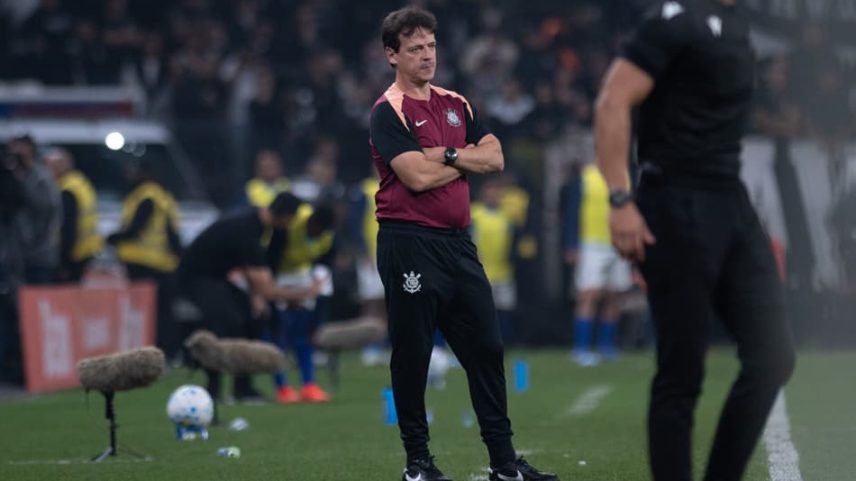 Diniz e Gabriel Paulista discutem durante jogo do Corinthians