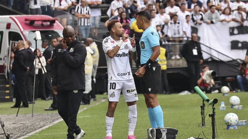Neymar protagoniza confusão após erro de arbitragem em Santos x Coritiba