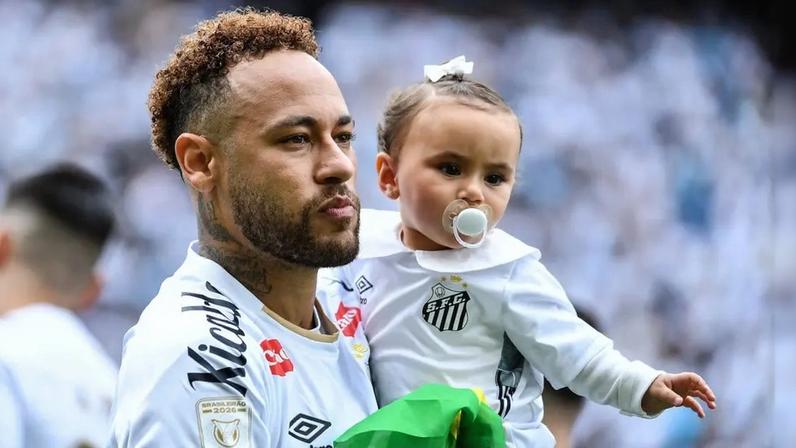 Neymar com a filha no colo com a camisa do Santos antes de partida