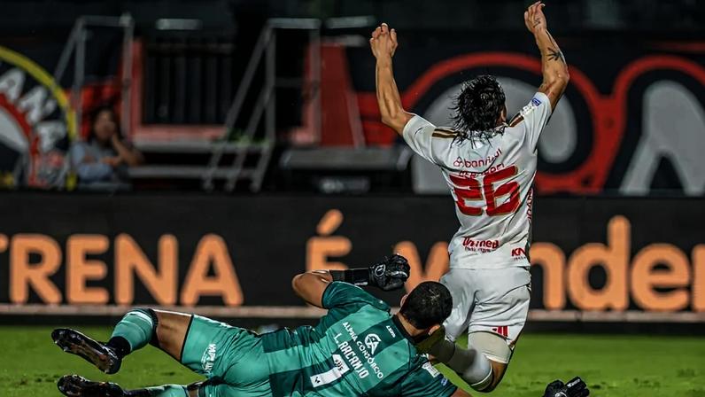 Bernabei durante 'simulação' de pênalti segundo o árbitro da partida entre Vitória x Internacional