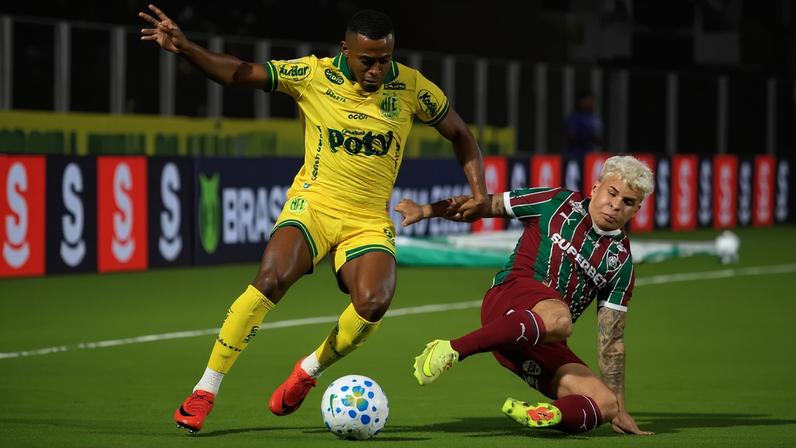 Jogadores disputam bola em Mirassol e Fluminense (Foto: Alex Pelicer/Agencia F8/Folhapress)