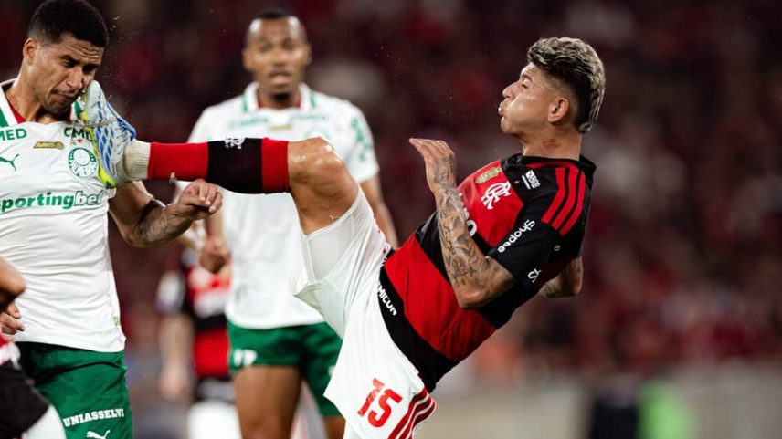 Carrascal foi empulso após entrada dura em Murilo (Foto: Mateus Dutra/AGIF/Folhapress)