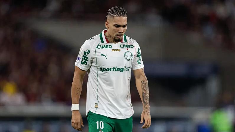 Paulinho andando durante a partida entre Flamengo e Palmeiras