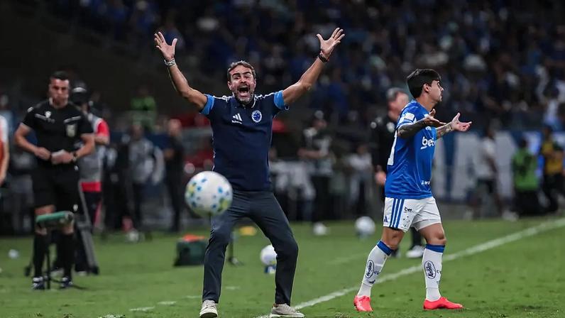 Arthur Jorge, do Cruzeiro, durante partida entre Cruzeiro e Chapecoense (Foto: Rodney Costa/Zimel Press/Folhapress) ORG XMIT: FOTOGRAFO