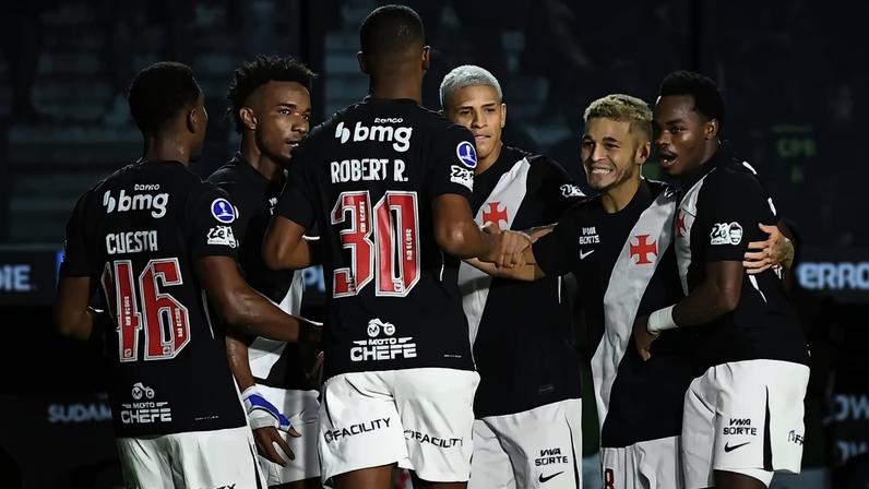 Jogadores do Vasco comemoram gol contra o Barracas Central (Foto: Alexandre Durão/Zimel Press/Folhapress)