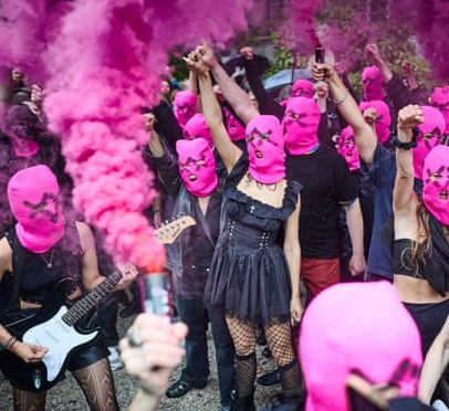 Pussy Riot protesta na Bienal de Veneza; pavilhão russo fecha temporariamente