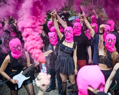 Pussy Riot protesta na Bienal de Veneza; pavilhão russo fecha temporariamente