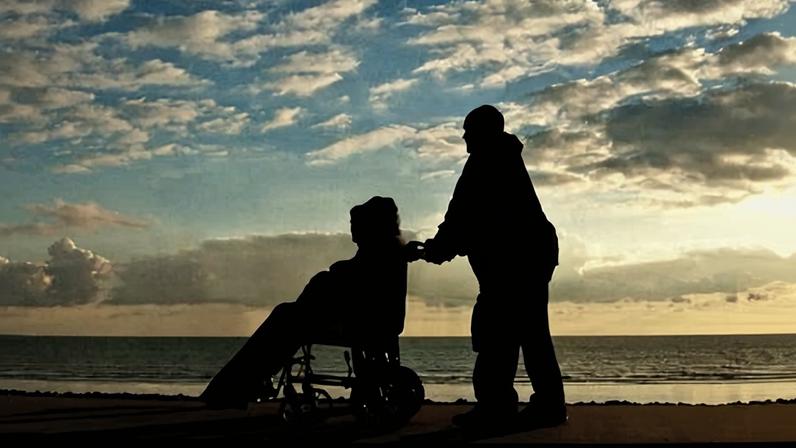 Idosos podem sofrer declínio mental com longos períodos de cuidado, diz estudo