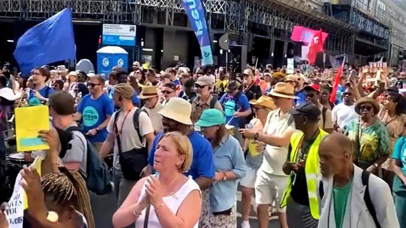 Participantes caminham pelas ruas de Londres durante a Marcha para Jesus deste ano. (Captura de tela/Instagram/realrikkidoolan)