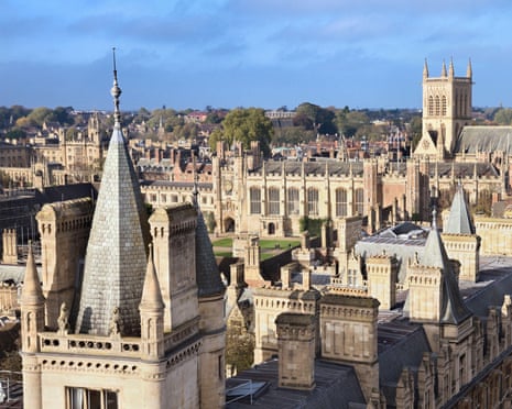 Filhos de estudiosos sauditas presos pedem que Cambridge pare treinamento de funcionários