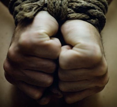 Ministros britânicos acusados de afrouxar proteções a vítimas de tortura buscando asilo