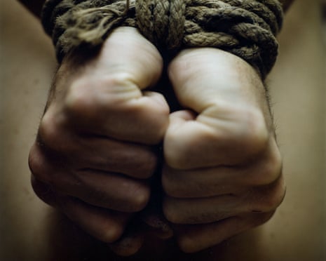 Ministros britânicos acusados de afrouxar proteções a vítimas de tortura buscando asilo