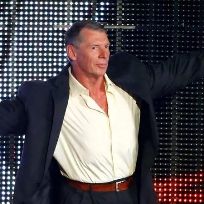 IA falha ao dublar canal fictício de WWE; cena gerou risos em 2026