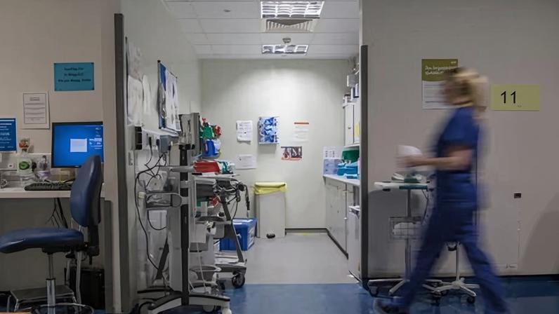 Crianças em crise de saúde mental aguardam até três dias por leito em A&E