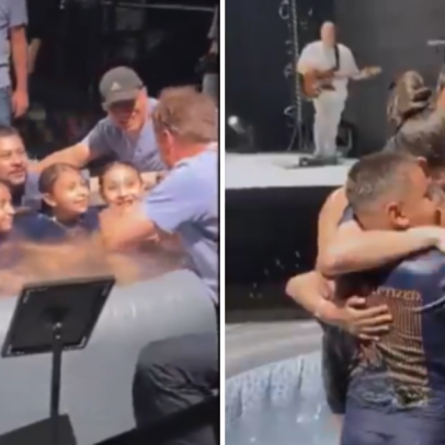 Casal e filhos emocionados ao batizarem-se juntos, exemplo de família