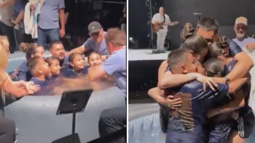 Casal e filhos emocionados ao batizarem-se juntos, exemplo de família