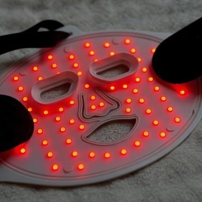 Máscaras de luz vermelha realmente mantêm a aparência jovem?