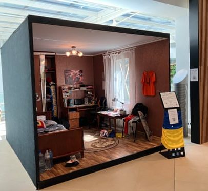 Instalação artística em quarto de adolescente destaca crianças roubadas da Ucrânia