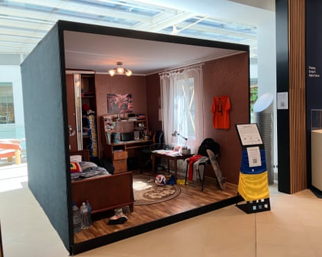 Instalação artística em quarto de adolescente destaca crianças roubadas da Ucrânia