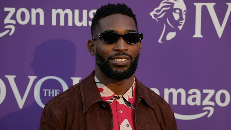 Indústria musical pode excluir talentos da classe trabalhadora, diz Tinie Tempah.