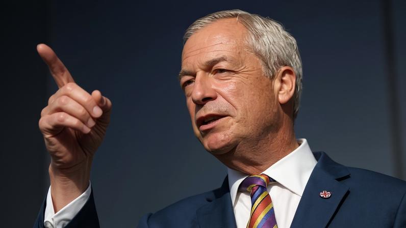 Reform UK aumenta gasto com anúncios no Facebook antes das eleições de maio