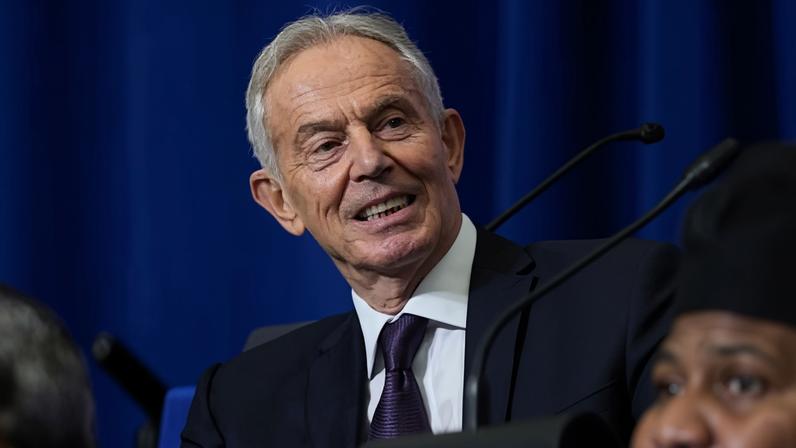 Blair diz que Labour deve abandonar net zero, apoiar Trump e ir à direita