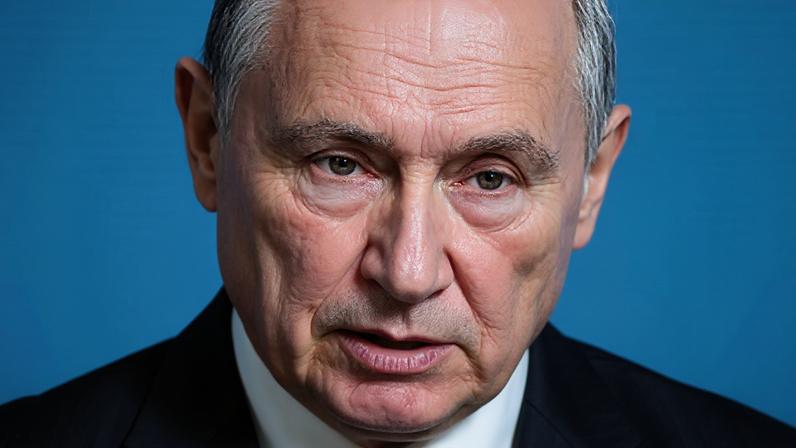 Varios rusos escuchan a Putin en una pantalla gigante el 27 de julio de 2023