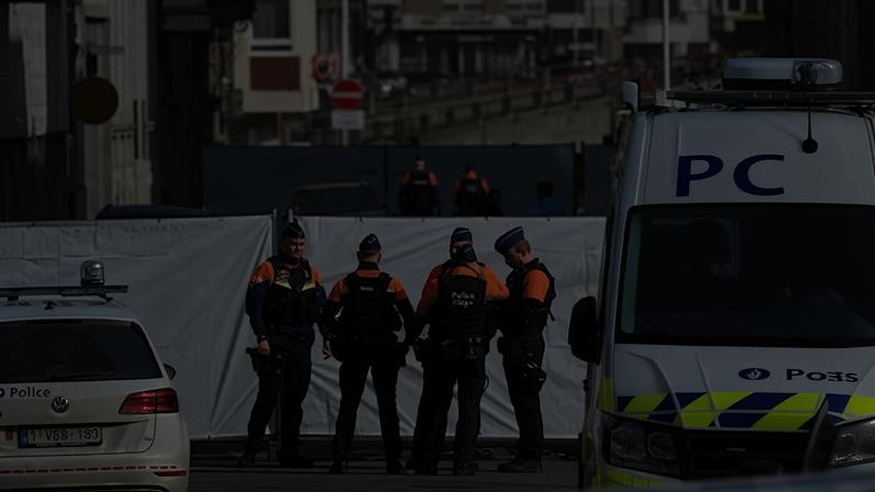La policía belga, el pasado 9 de marzo, junto a una sinagoga que sufrió una explosión en Lieja.