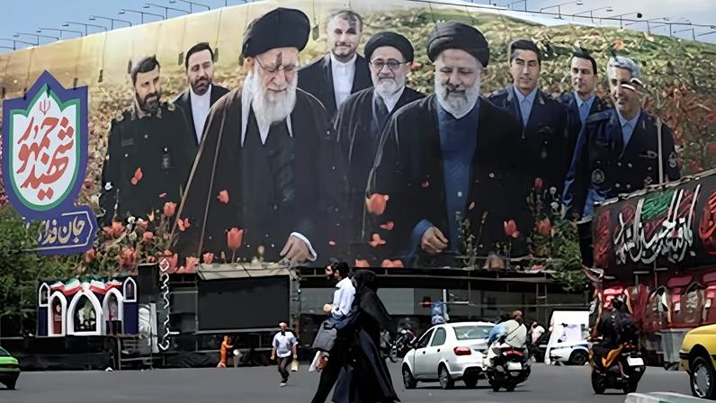 Ciudadanos iraníes caminan frente a una gran valla publicitaria con imágenes del difunto líder supremo iraní, Ali Jameneí, entre otros, en la plaza Enghelab de Teherán, este jueves.