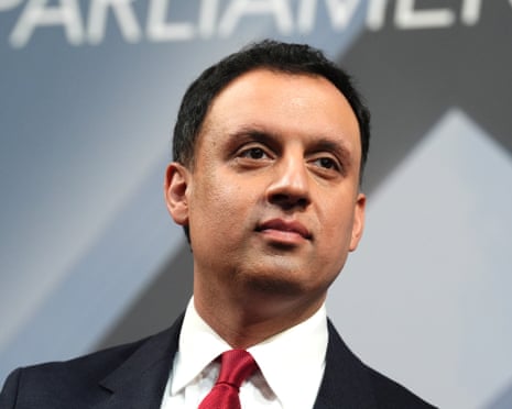 Sarwar apela a líderes de Holyrood para evitar divisão por Farage e Reform