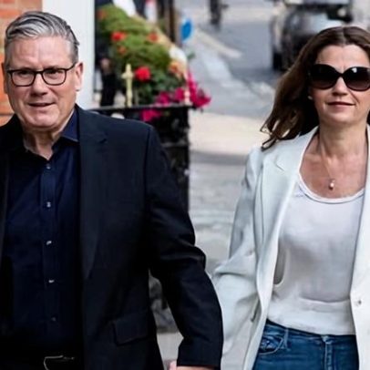 Victoria Starmer marca momento político com blazer creme