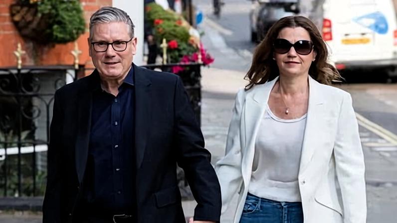 Victoria Starmer marca momento político com blazer creme