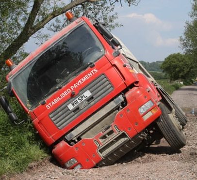 Caminhão fica preso em buraco que deveria consertar em Somerset