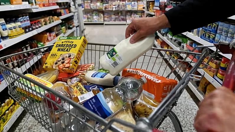 Supermercados britânicos são convidados a considerar tetos voluntários de preços