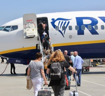 Ryanair confia em evitar falta de combustível, mas prevê aumentos de tarifas