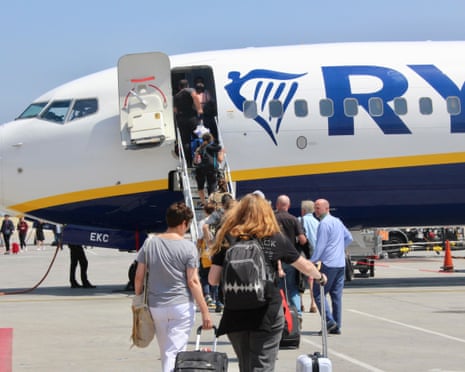 Ryanair confia em evitar falta de combustível, mas prevê aumentos de tarifas