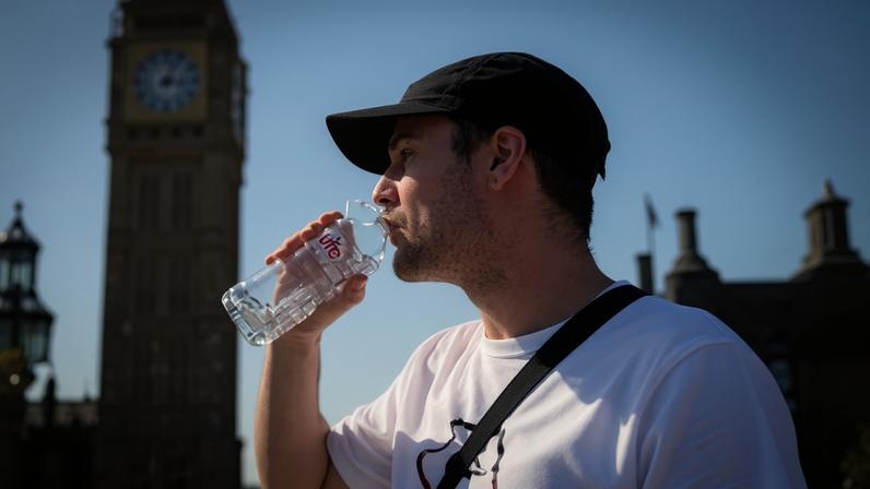 One man brave enough to head into central London on Monday tried to cool down with a cold drink. Temperatures elsewhere in the capital hit 34.8C.