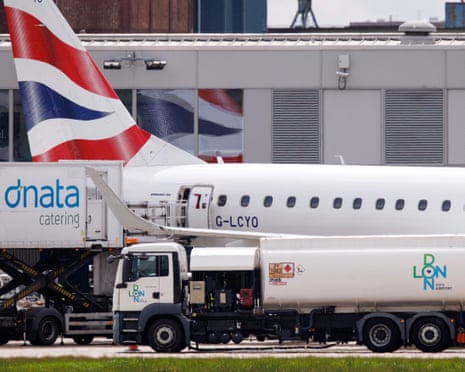 Aéreas usam sobretaxa de combustível para cobrir custos, aponta pesquisa britânica